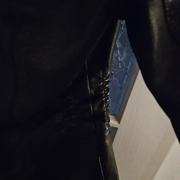 Suzy Shier Women's Pleather/Faux Leather Black Biker Jacket in Medium - Picture 8 of 11